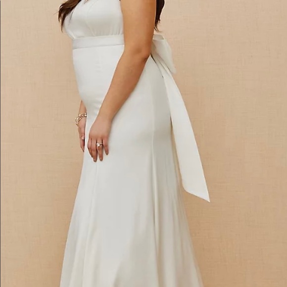 🆕 NWT Torrid ivory satin bow back mermaid wedding dress size 12 - Picture 2 of 5